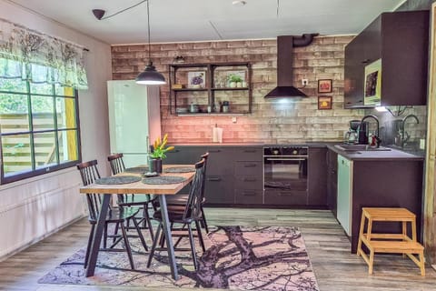 Dining area, dishwasher, oven, pet friendly