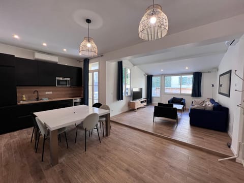 TV and multimedia, Kitchen or kitchenette, Living room, Seating area, Dining area