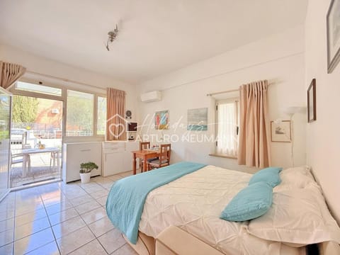 Bed, Living room, Photo of the whole room, Seating area, Dining area, air conditioner