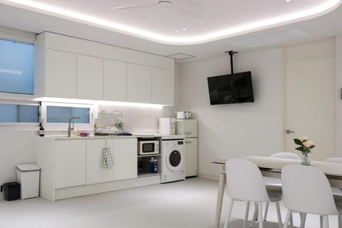 TV and multimedia, Kitchen or kitchenette, Dining area, toaster, washing machine