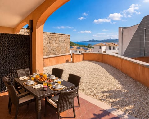 Property building, Balcony/Terrace, Sea view
