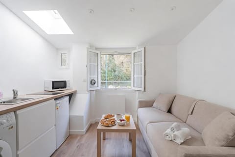 TV and multimedia, Coffee/tea facilities, Kitchen or kitchenette, Living room, Seating area, Dining area, stove, toaster