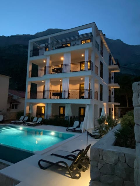 Property building, Natural landscape, Mountain view, Pool view, Swimming pool, sunbed