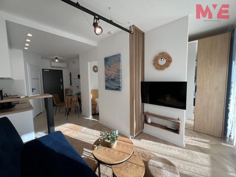 Kitchen or kitchenette, air conditioner