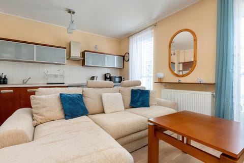 Coffee/tea facilities, Kitchen or kitchenette, Seating area