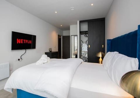 Bed, TV and multimedia, Bedroom