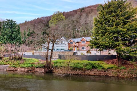 Property building, Spring, Off site, Day, Natural landscape, Lake view, Mountain view, River view