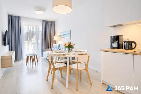 Coffee/tea facilities, Kitchen or kitchenette, Dining area