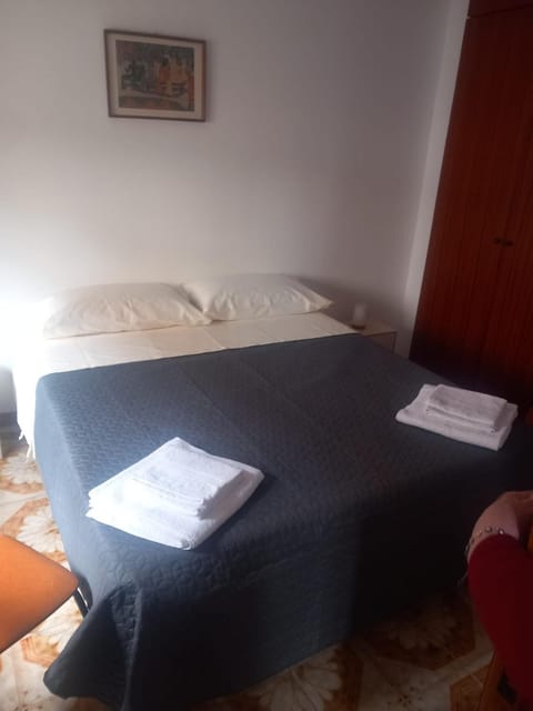 Bed, Bedroom, towels