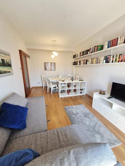 Library, TV and multimedia, Living room, Seating area, Dining area