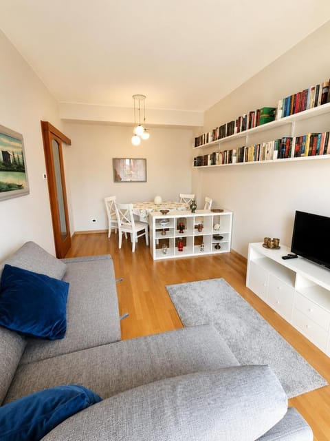 Communal lounge/ TV room, Library, TV and multimedia, Living room, Seating area, Dining area