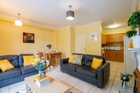 Kitchen or kitchenette, Living room, Seating area