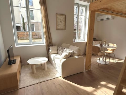TV and multimedia, Living room, heating, internet, air conditioner