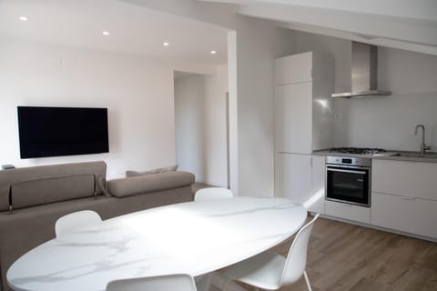TV and multimedia, Kitchen or kitchenette, Living room, Seating area, Dining area, dishwasher, oven, stove, washing machine
