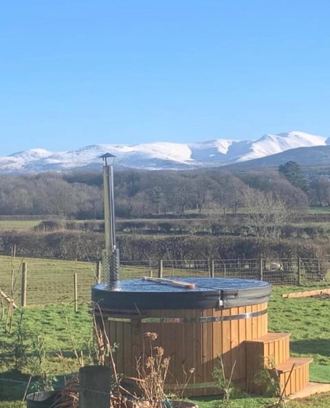 Day, Natural landscape, Garden, Hot Tub, Hot Tub, Garden view, Mountain view