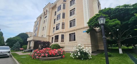 Property building, Day, Neighbourhood, Garden, Garden view, Street view, Location, Parking