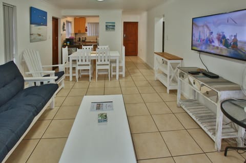 TV and multimedia, Kitchen or kitchenette, Living room, Seating area, Dining area