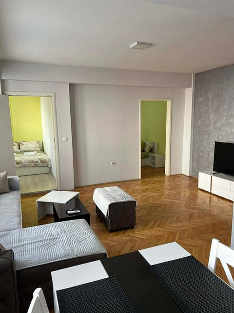 TV and multimedia, Living room, Seating area, Evening entertainment