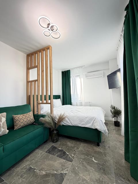 Bed, TV and multimedia, Living room, Photo of the whole room, Seating area, Bedroom