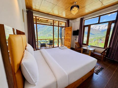 Bedroom, Mountain view