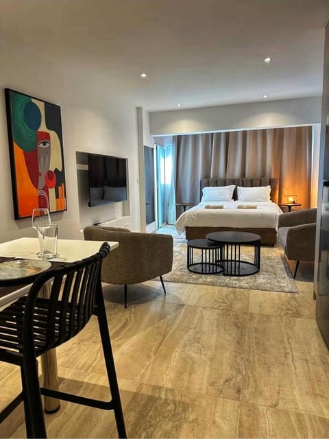 TV and multimedia, Coffee/tea facilities, Kitchen or kitchenette, Living room, Seating area