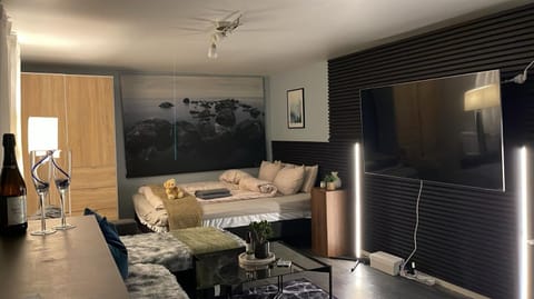 TV and multimedia, Living room, Evening entertainment