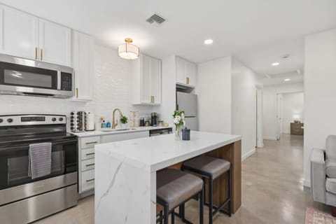Kitchen or kitchenette, Dining area, dishwasher, minibar, oven, pet friendly, stove, toaster