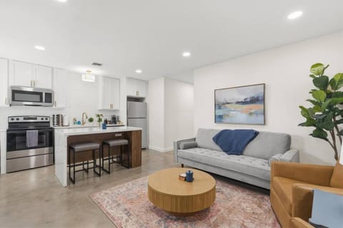 Kitchen or kitchenette, Living room, Seating area, Dining area, dishwasher, oven, pet friendly, stove, toaster