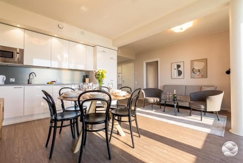 Kitchen or kitchenette, Living room, Seating area, Dining area