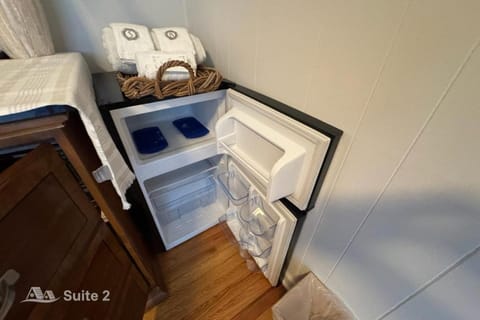 minibar, towels