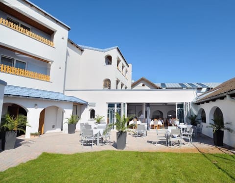 Property building, Patio, Balcony/Terrace, Seating area