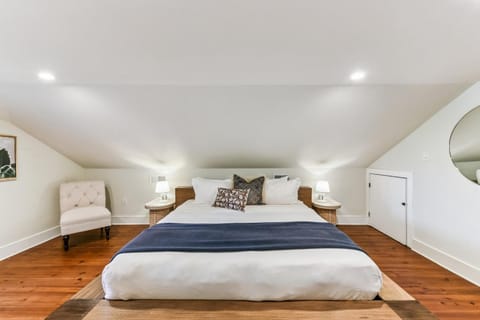 LGD Designer Dream Condo with Heated Pool House in Warehouse District