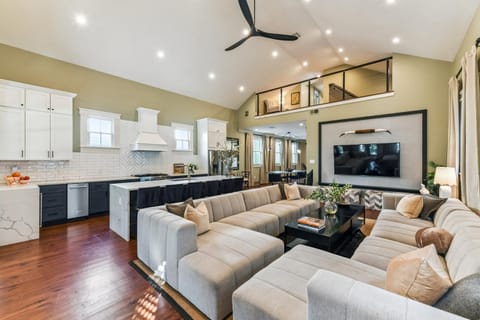 LGD Designer Dream Condo with Heated Pool House in Warehouse District