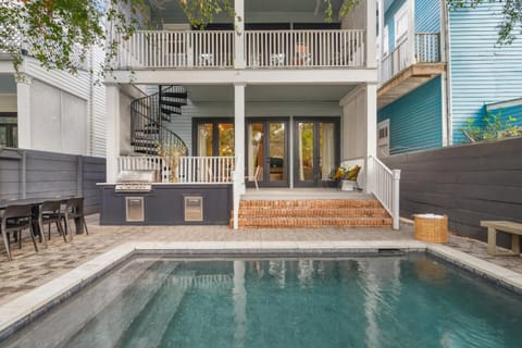 Grand Lush Home with Heated Pool House in Warehouse District