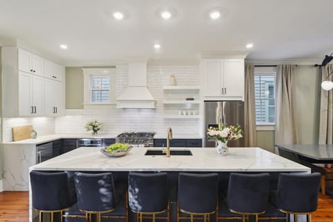 Grand Lush Home with Heated Pool House in Warehouse District