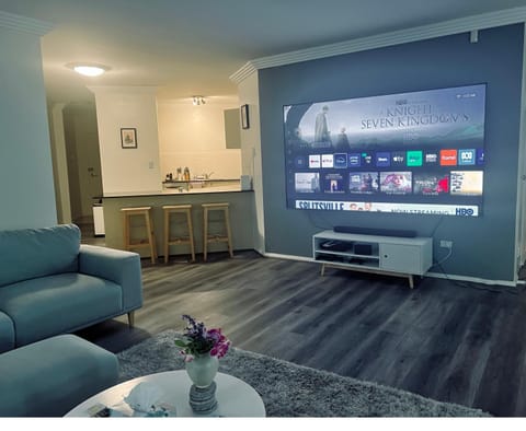 Communal lounge/ TV room, TV and multimedia, Living room, Lounge or bar, Seating area