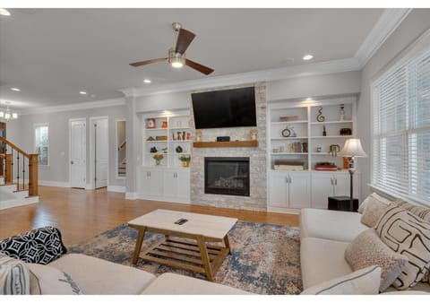 TV and multimedia, Living room, Seating area, fireplace