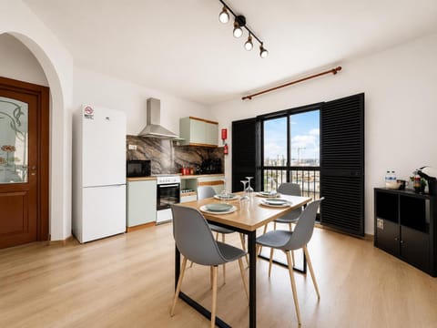 Kitchen or kitchenette, Living room, Seating area, Dining area, oven, stove