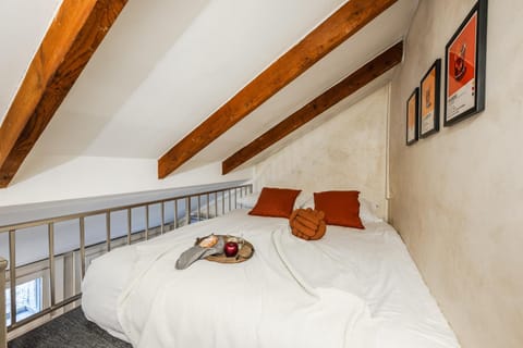 Bed, Photo of the whole room