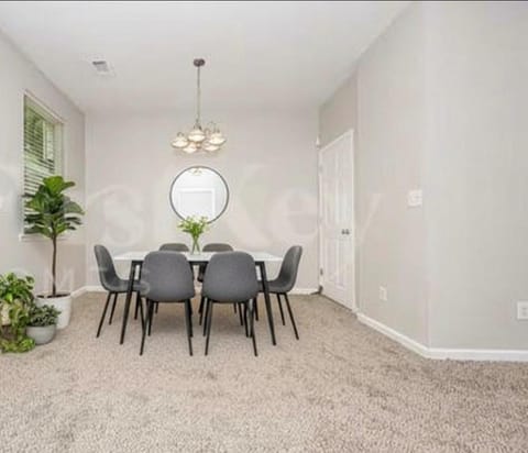 Luxe Downtown ATL Quick Airport Access House in College Park