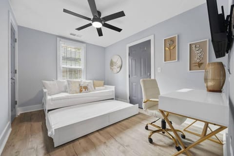 Bed, TV and multimedia, Photo of the whole room, Seating area, Bedroom