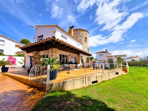 Patio, Facade/entrance, Garden, Living room