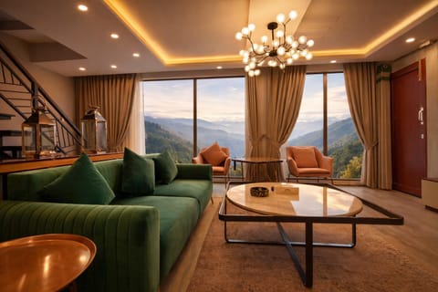 Communal lounge/ TV room, Natural landscape, TV and multimedia, Living room, Seating area, Mountain view