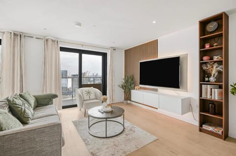 Communal lounge/ TV room, TV and multimedia, View (from property/room), Living room, City view, Sea view