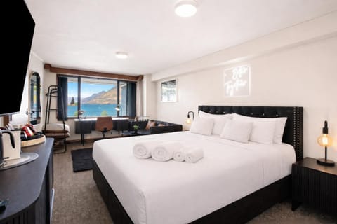Bed, TV and multimedia, Coffee/tea facilities, View (from property/room), Beach, Bedroom, Lake view, Mountain view, Street view
