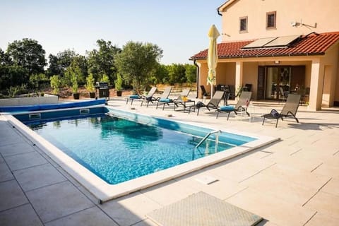 Swimming pool, Location, children, Family