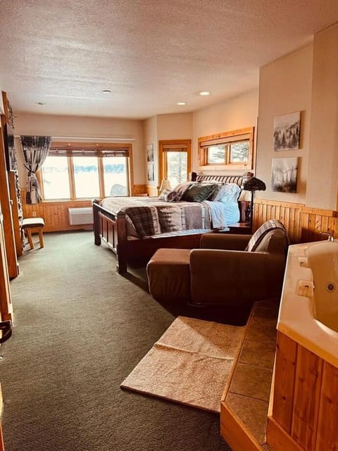 Panoramic Lake Views 2 King Suites, Whirlpool and Hot Tub Apartment in Two Harbors