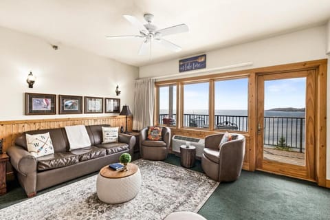 Panoramic Lake Views 2 King Suites, Whirlpool and Hot Tub Apartment in Two Harbors