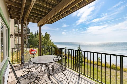 Panoramic Lake Views 2 King Suites, Whirlpool and Hot Tub Apartment in Two Harbors