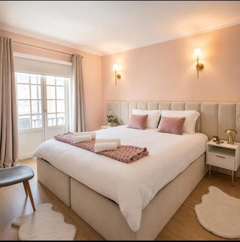 Balcony/Terrace, Decorative detail, Bedroom, City view, Quiet street view, hair dryier, heating, internet, wardrobe